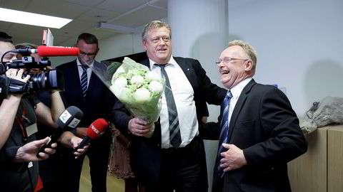 Fra seansen i Fiskeridepartementet mandag der nylig avgått fiskeriminister Per Sandberg (Frp) (til høyre) ga nøkkelen til etterfølgeren Harald Tom Nesvik (Frp).