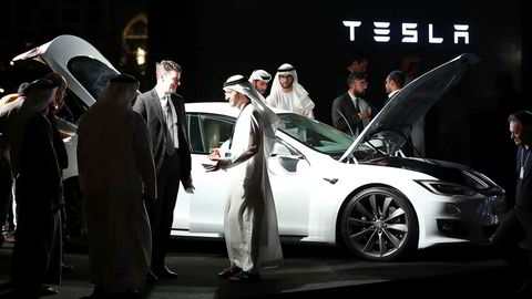 Dubai satser på selvstyrende biler, og har nettopp kjøpt 200 Teslaer som skal bli en del av emiratets taxiflåte. Bildet er fra en seremoni i forbindelse med at Tesla åpnet nytt kontor i Dubai denne uken.