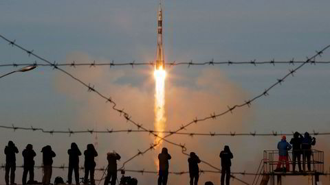 Tre romfarere ble mandag sendt ut i verdensrommet fra Baikonur-kosmodromen i Kasakhstan. Målet er den internasjonale romstasjonen ISS. Om bord var en amerikaner, en russer og en kanadier.