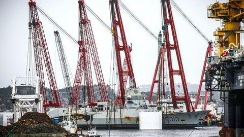 Bergingen av fregatten KNM Helge Ingstad koster dyrt. Her ligger skipet ved Hanøytangen i Askøy utenfor Bergen lørdag.