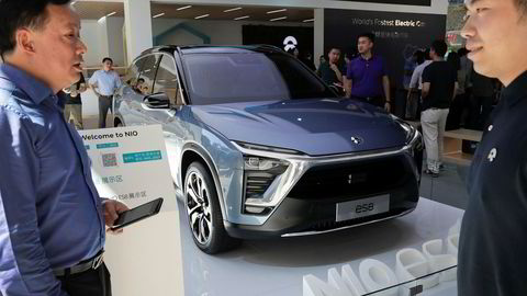 Den kinesiske bilprodusenter NIO viser frem sun nye elbil på et kjøpesenter i Beijing mandag. Snart kan slike biler bli normen i Kina.