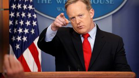 Talsmann Sean Spicer mener ordren er lovlig. En dommer i Washington er ikke enig.