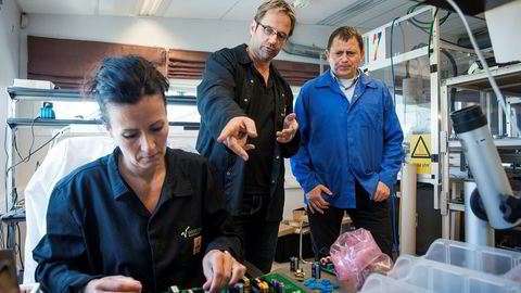 Da DN var innom Electrocompaniet i 2015, skulle selskapet kjøre ut sin nye produktlinje EC Living. Mikal Dreggevik (i midten) var ennå sjef og storeier. Elin Kvinen monterte brett og Tore Stensland var på besøk fra leverandøren IKM Haaland.