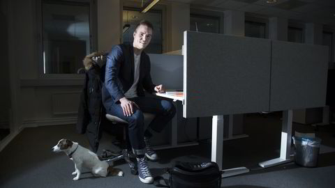 Martin Reinertsen jobber fra  farens kontor på Skøyen - hvor han får låne kontorpult når det trengs. På gulvet sitter hunden Donna som alltid er med faren på jobb. Foto: Thomas Kleiven.