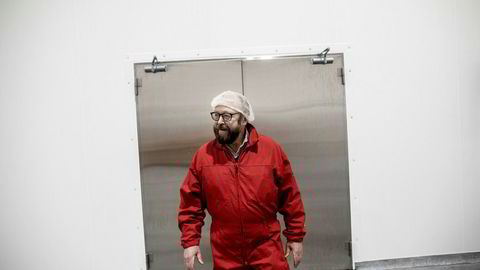 Administrerende direktør Carl-Erik Arnesen er oppgitt over at fiskeriminister Harald T. Nesvik krever ny runde i retten for å stanse milliardprosjekt.