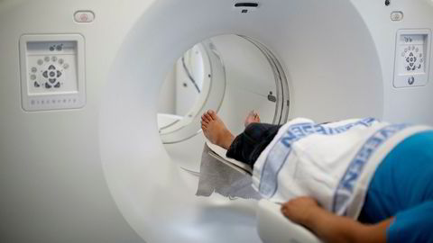 Pasient på vei inn i en PET CT-skanneren på et av Aleris' sykehus.