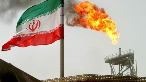 Flammer skyter opp fra en oljeproduksjonsplattform i Soroush-oljefeltet i Iran.