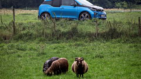 Nordmenn går i flokk, og i år kjøpte mange BMWs lille elbil i3. Bilen har fått større batteripakke og kan kjøre lenger enn før.