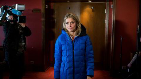 Therese Johaug forlater Holmenkollen Park Hotel torsdag etter møtet med pressen.