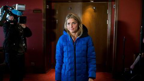 Therese Johaug forlater Holmenkollen Park Hotel torsdag etter møtet med pressen.