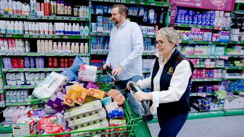 – Motivasjonen er jo reising, sier Linn Venjum om månedshandlingen. Her i butikken med mannen Roy Kenneth Venjum.