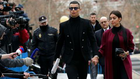 Fotballspilleren Cristiano Ronaldo ankommer retten sammen med sin spanske kjæreste Georgina Rodriguez i Madrid tirsdag.