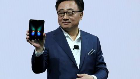 Samsung-sjef DJ Koh viser frem den endelige versjonen av Galaxy Fold i San Francisco.