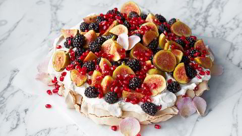 Pavlova med brunt sukker, yoghurt og vinterfrukt gir den florlette dessertkaken en ny dimensjon. Foto: Tommy Andresen