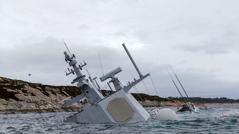 Den havarerte fregatten KNM «Helge Ingstad» fotografert onsdag 14. november. Fregatten ligger på grunn nord for Stureterminalen i Hjeltefjorden utenfor Bergen.