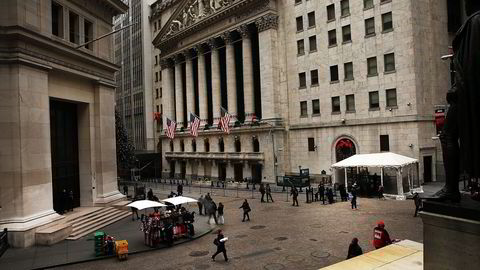 Det går mot en tung start på det nye året på amerikanske børser mandag. Bildet er fra Wall Street i uken før jul. Foto: Spencer Platt/Getty Images/
