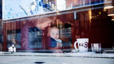 Grethe Strømsfjord og barnebarnet Iver (5 mnd) besøker  kaffebaren Espressohouse på Grunerløkka tidligere i år. Foto: Thomas Haugersveen