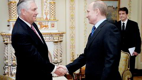 ExxonMobils konsernsjef, Rex W. Tillerson (til venstre), har hatt et nært forhold til Russlands president Vladimir Putin gjennom mange år og blir sett på som en venn av Russland. Republikanske politikere er skeptiske.