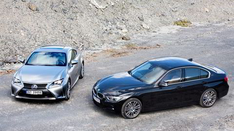 Lexus troner på AutoIndex-toppen for femte år på rad. BMW har de nest mest fornøyde eierne. Her er hybridene Lexus RC 300h og BMW 330e (til høyre). Foto: Marte Christensen