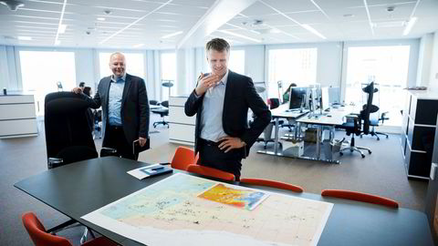 Nestsjef Thomas Bjørgo og toppsjef Jan Harald Solstad i oljeselskapet Point Resources gleder seg over storkjøpet i lokalene på Aker Brygge. Foran ligger geologiske kart.