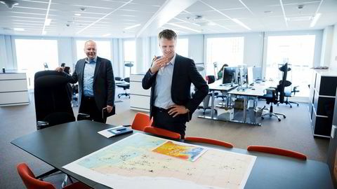 Nestsjef Thomas Bjørgo og toppsjef Jan Harald Solstad i oljeselskapet Point Resources gleder seg over storkjøpet i lokalene på Aker Brygge. Foran ligger geologiske kart.