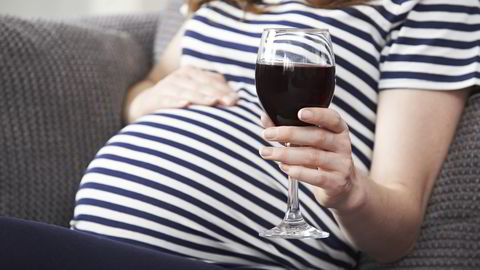 Færre enn to av hundre gravide drakk månedlig eller oftere under svangerskapet. Foto: Istock