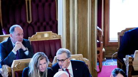 Morten Stordalen sitter i transportkomiteen på Stortinget for Frp. Her bak Marianne Marthinsen og Jonas Gahr Støre (begge Ap) i stortingssalen.