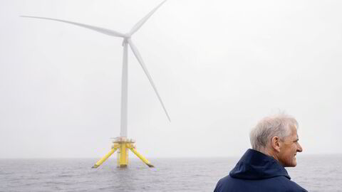 Deep Wind Offshore sier i et høringsinnspill at kostnadene for flytende havvind kan bli «vesentlig høyere» enn anslagene til regjeringen viser. Her står statsminister Jonas Gahr Støre foran en mølle utenfor Karmøy.