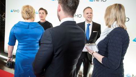 Finansminister Siv Jensen (til venstre) hilser på NHO-direktør Kristin Skogen Lund. NHO-president Tore Ulstein (nummer tre fra venstre) hilser på Innvandrings- og integreringsminister Sylvi Listhaug.