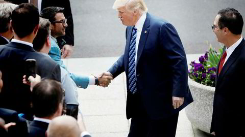 USAs president Donald Trump (i midten), her avbildet under en seremoni med finansminister Steve Mnuchin (t.h.), foreslår store kutt og innsparinger i sitt første budsjettforslag.