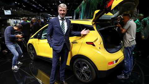 Bernt G. Jessen, administrerende direktør i Opel Norge viser frem Opel Ampera-E under bilmessen i Paris. Over 3700 nordmenn har bestilt bilen.