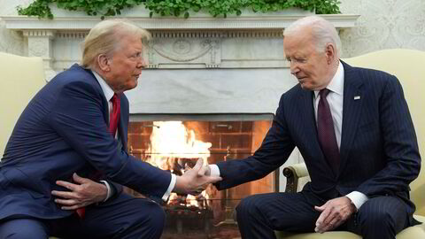 Donald Trump (t.v.) møtte Joe Biden på Det ovale kontor i Det hvite hus i Washington D.C. onsdag.