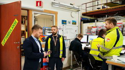 Administrerende direktør Frank Wilhelmsen (fra venstre) i Lufttransport skal til Oslo og delta i høring om ambulansefly neste torsdag. Her fra basen i Tromsø med flyteknikerne Vidar Hanøy, Robin Smørsgård, Marius Arntzen og Andreas Karlsen.