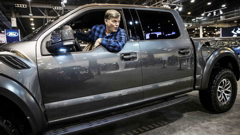 Det er store pickuper og suver som gjelder når texanere går på bilmesse. Norskættede Kerby Aslesen prøvesitter en Ford F-150 Raptor på bilmessen Houston Auto Show i Houston.