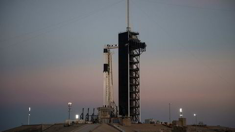En Falcon 9-rakett med SpaceX' nye romkapsel om bord står klar på Launch Complex 39A på Kennedy Space Center i Florida. Første prøvetur skal etter planen skje lørdag. Oppskytingsfeltet er historisk, og er tidligere brukt av både månerakettene i Apollo-programmet og av romfergene.