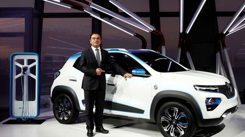 Bedrageritiltalte Carlos Ghosn har gått av som toppsjef i Renault.