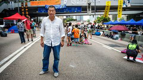 KJEMPER FOR FRIHETEN. Medieinvestor Jimmy Lai har tilbrakt mye tid med demonstrantene i finansdistriktet Central. Han kan bli tiltalt for korrupsjon. Foto: Fartein Rudjord