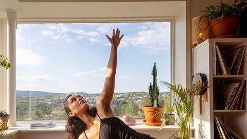 Synnøve Saenger bruker yoga, musikk og tilpasser arbeidsmengden etter syklusen sin. Slike tilpasninger bør arbeidsgiver forsøke å imøtekomme. Standardisert fri rundt menstruasjon blir derimot en bjørnetjeneste.