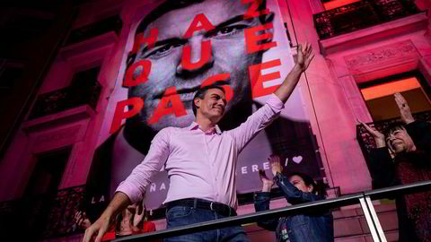 Spanias statsminister og leder av sosialistpartiet, Pedro Sanchez, vinker til tilhengere etter at valgseieren er klar.