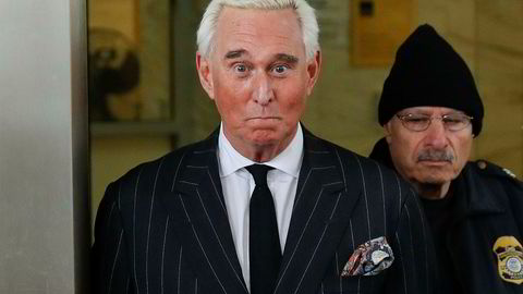 Donald Trumps tidligere valgkamprådgiver Roger Stone forlater retten i Washington DC 1. februar i år.