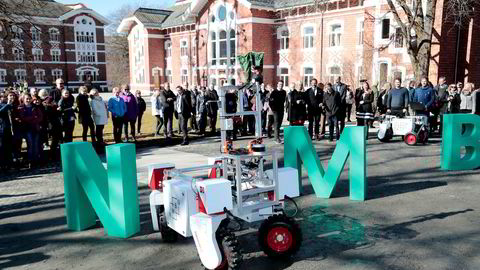 Det første autonome kjøretøyet i Norge blir ikke en bil, men landbruksroboten Thorvald, skriver artikkelforfatteren. Her tester kronprinsesse Mette Marit og kronprins Haakon roboten under et besøk ved Norges miljø- og biovitenskapelige universitet i Ås.