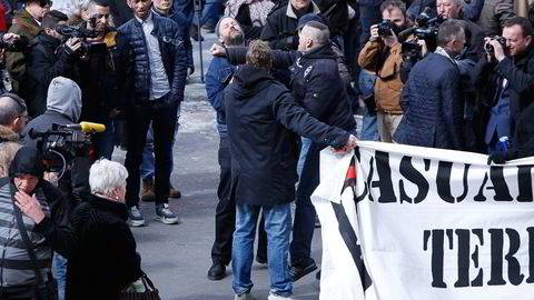 En fredelig demonstrant blir slått ned i forsøket på å fjerne banneret til fotballpøblene som marsjerte til minnestedet på Place de la Bourse i sentrum av Brussel. Foto: Gunnar Lier