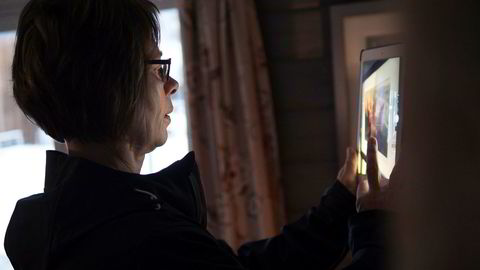 Pensjonert politi-medarbeider Siv Jordet tar bilde for å dokumentere verdier i en bolig. Hun er nå utreder i selskapet X-Pol.