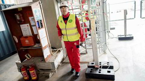 Konsernsjef Svein Richard Brandtzæg i Hydro, her fotografert ved Hydros anlegg i Brandtzægs hjemtrakter på Karmøy.