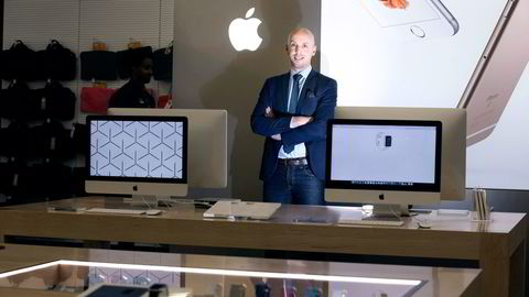 – Vi hadde god vekst i nesten alle kategorier, sier André Nicolai Hesselroth, salgssjef for Elkjøps dataprodukter, om salget av Apple-produkter i desember. Foto: Fredrik Solstad