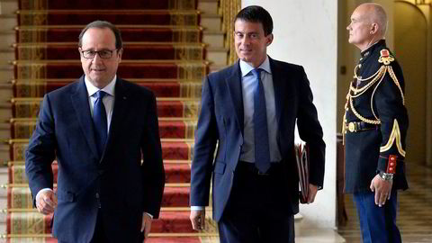 BEVEGER SEG MOT SENTRUM. Frankrikes sosialist­president François Hollande (til venstre). Her med statsminister Manuel Valls som har satt sammen den nye regjeringen. Foto: Fred Dufour, Reuters/NTB Scanpix