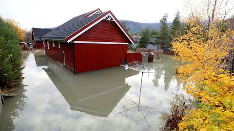 Flommen herjer i Oppland. I tettstedet Bismo har mildvær og mye regn gitt flom tilstander som vanligvis kun er å se om våren.