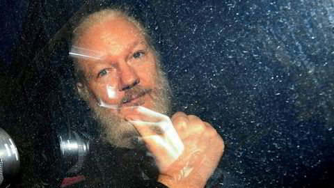 Julian Assange viste tommel-opp til fotografene i det han ankom Westminster Magistrates' Court i London torsdag.