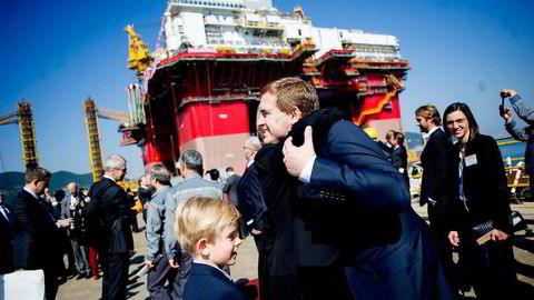 KLEM. Frederik Mohn får en varm klem. Songa Offshore-riggene nærmer seg ferdigstillelse. Sønnen Alexander er interessert i alt. Foto: Mikaela Berg