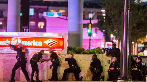 Fem politibetjenter døde da minst to snikskyttere åpnet ild mot politiet i Dallas natt til fredag. 
                  Foto: Smiley N. Pool/The Dallas Morning News/NTB Scanpix